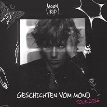 Schwarz-weißes Bild eines jungen Menschen mit dunklem Haar, umgeben von Mond- und Insektenmotiven. Text: 'Moonkid - Geschichten vom Mond Tour 2026'.