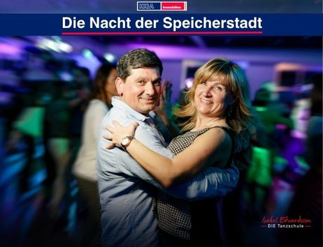 Ein Paar tanzt eng umschlungen auf einer Tanzveranstaltung mit bunten Lichtern im Hintergrund.
