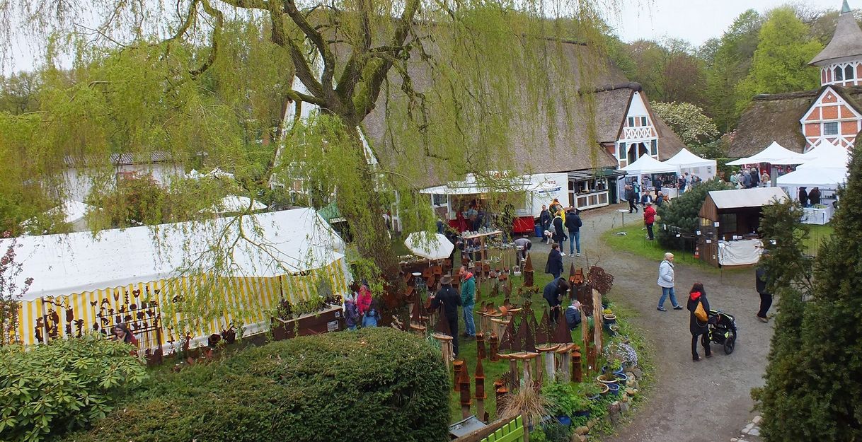 Markstände und Zelte auf dem Taubenhof