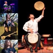 Musiker spielen verschiedene Instrumente, darunter Schlagzeug, Gitarre und traditionelle Trommeln.