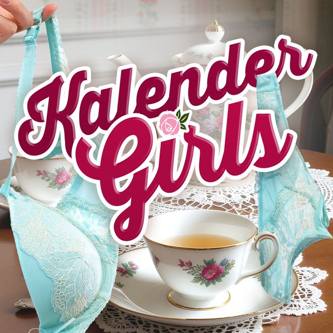 Ein blauer Spitzen-BH hängt über einer Teetasse und einer Teekanne auf einem Tisch mit Spitzendecke. Der Schriftzug 'Kalender Girls' ist darüber gelegt.