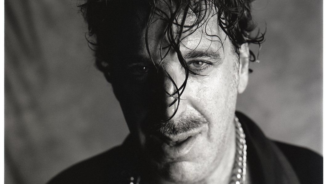 Porträt eines Mannes mit nassen Haaren und ernstem Gesichtsausdruck.