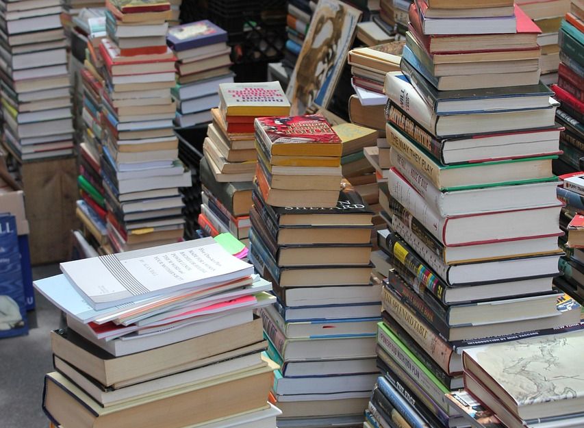 mehere hohe Buchstapel