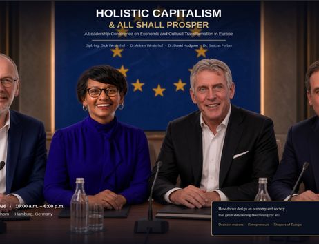 Veranstaltungsplakat: Konferenz Holistic Capitalism and All Shall Prosper am 29. Oktober 2026 im Leonardo Hotel Hamburg Stillhorn. Vier Referierende sitzen an einem Konferenztisch vor einer EU-Flagge: Dipl.-Ing. Dick Westerhof, Dr. Arleen Westerhof, Dr. David Hodgson und Dr. Sascha Ferber.