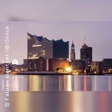 Blick auf die Elbphilharmonie und die Hamburger Skyline bei Dämmerung.