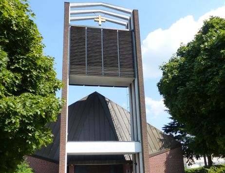 Evangelisch-Lutherische Kirche in Sasel mit markantem Turm und Kreuz.