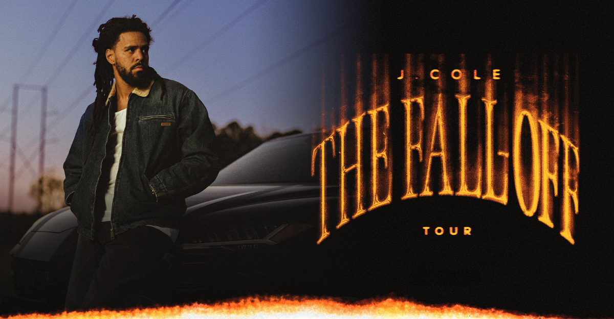 Ein Mann steht neben einem Auto, während der Himmel im Hintergrund dämmert. Rechts im Bild steht in leuchtenden Buchstaben "J. Cole The Fall-Off Tour".