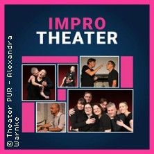 Collage von Szenen aus einem Improvisationstheater mit mehreren Personen in verschiedenen Posen.