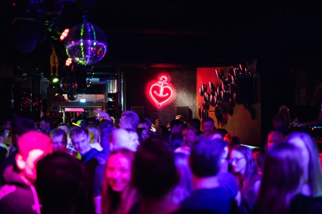 Astra Brauerei im vollen Nachtbetrieb, viele Gäste
