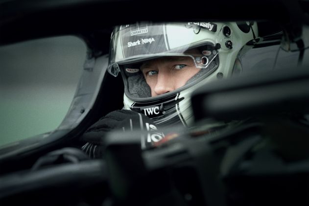 Nahaufnahme eines Rennfahrers mit Helm im Cockpit eines Formel-1-Autos.