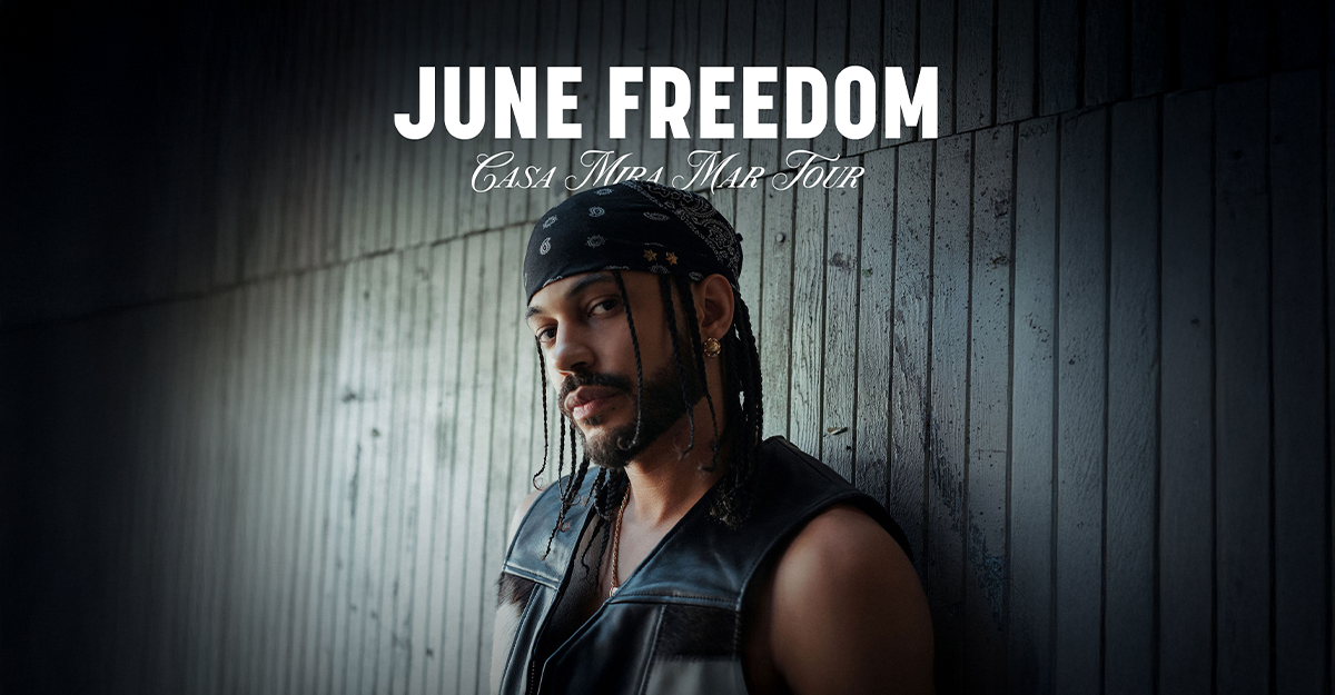 Ein Mann mit Bandana und Lederweste lehnt an einer Holzwand. Oben steht der Text 'June Freedom - Casa Mira Mar Tour'.
