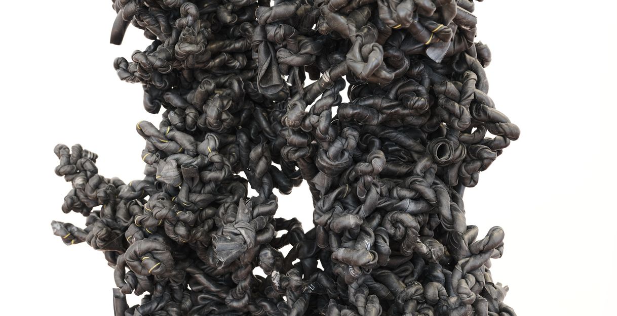 Nahaufnahme einer skulpturalen Struktur aus verknoteten schwarzen Materialien.