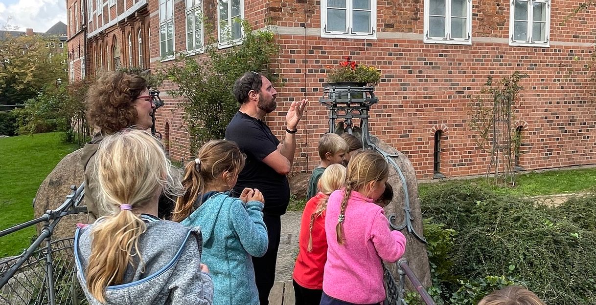 Freundschaftsbänder knüpfen im Bergedorfer Schloss am Tag der Familien