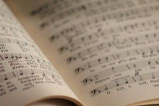 Nahaufnahme von aufgeschlagenen Chornoten in einem Buch.