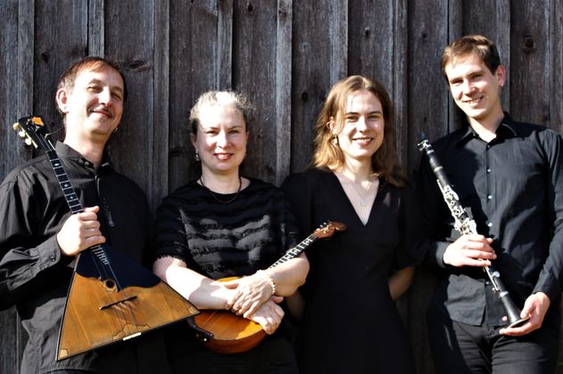 Vier Musiker mit ihren Instrumenten