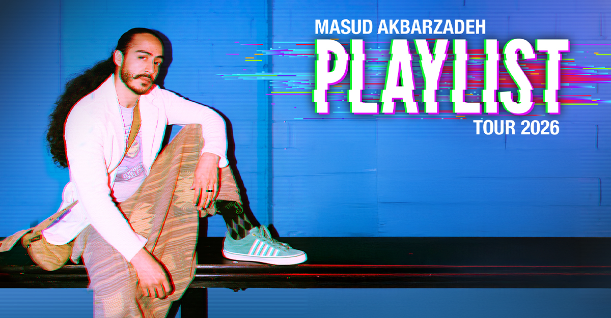 Ein Mann mit langen Haaren sitzt lässig auf einer Bank vor einer blauen Wand. Neben ihm steht der Text 'Masud Akbarzadeh Playlist Tour 2026'.