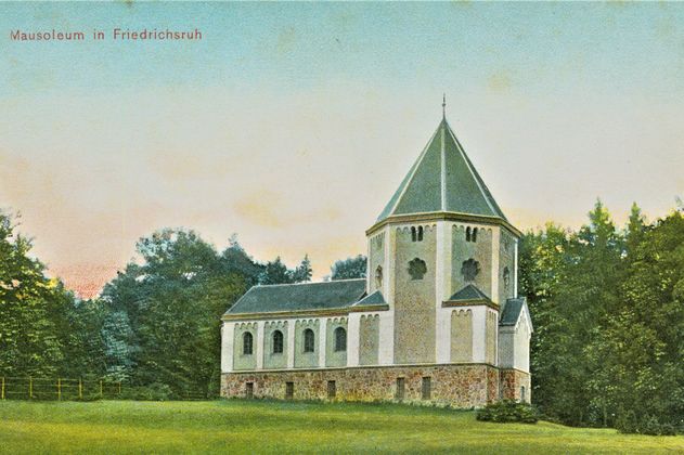 Die historische Postkarte zeigt das Bismarck-Maussoleum in seinem Park