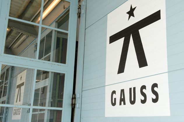 Logo mit Stern und Schriftzug 'GAUSS' auf einer Tür.