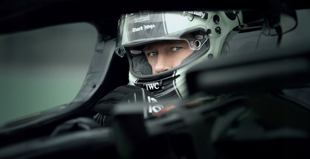 Nahaufnahme eines Rennfahrers mit Helm im Cockpit eines Formel-1-Autos.