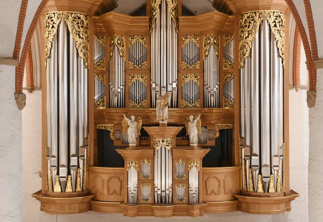 Detailansicht einer Arp-Schnitger-Orgel mit goldenen Verzierungen und Pfeifen.