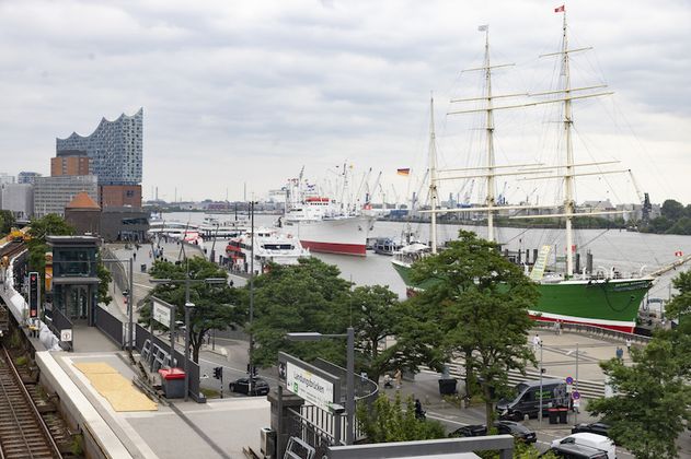 Blick auf den Hamburger Hafen mit Elbphilharmonie und Segelschiff.