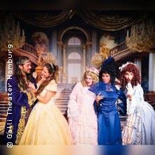 Theaterszene mit fünf Darstellern in historischen Kostümen auf einer Bühne mit prunkvollem Hintergrund.