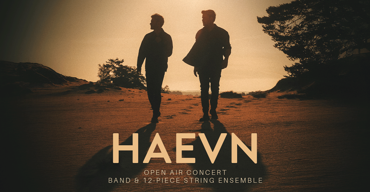 Zwei Personen gehen bei Sonnenuntergang durch eine sandige Landschaft. Der Text "HAEVN Open Air Concert Band & 12-Piece String Ensemble" ist eingeblendet.