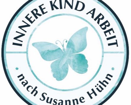 Logo der Inneren Kind Arbeit nach Susanne Hühn mit einem Schmetterling in der Mitte.