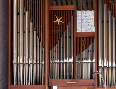 Große Kirchenorgel mit Holzverkleidung und silbernen Pfeifen.