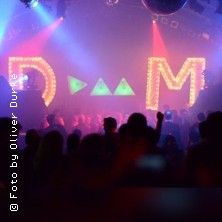 Bühne mit beleuchteten Buchstaben D und M, Menschenmenge im Vordergrund.