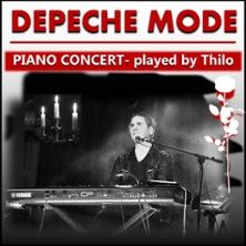 Ein Musiker spielt auf einem Keyboard bei einem Depeche Mode Piano-Konzert, begleitet von Kerzenlicht.