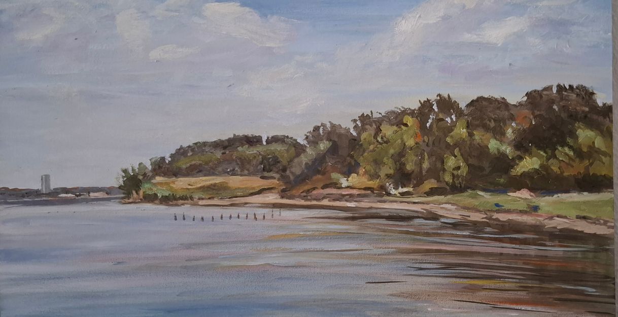 Gemälde einer Küstenlandschaft mit Bäumen und ruhigem Wasser unter blauem Himmel.