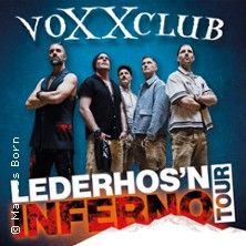 Band voXXclub posiert für die Lederhos'n Inferno Tour.