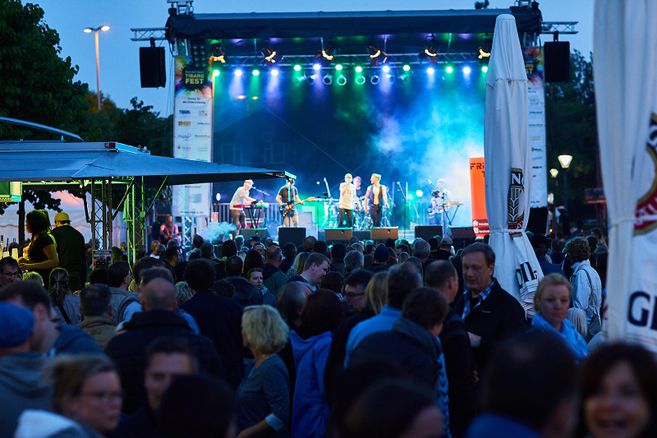 Große Live Bühne beim Tibargfest