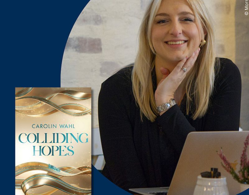 Carolin Wahl sitzt lächelnd an einem Tisch mit einem Laptop. Neben ihr ist das Buchcover von 'Colliding Hopes' zu sehen.