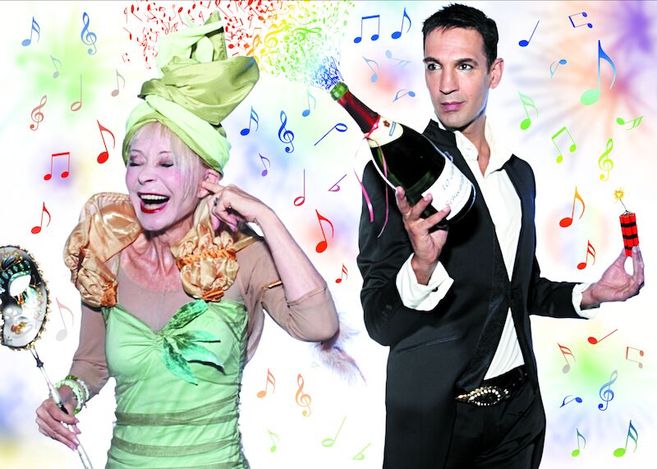 Zwei Personen in festlicher Kleidung mit Sektflasche und Partydekoration vor einem bunten Hintergrund mit Musiknoten.