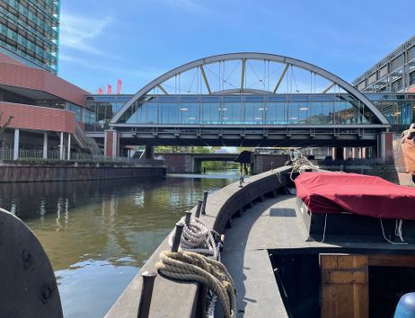 Der Ewer hat gerade am Anleger Bergedorfer Hafen abgelegt und fährt Richtung Schleusengraben