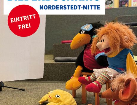 Plüschfiguren auf Stühlen in einem Raum mit Werbeplakat für Bilderbuchkino in Norderstedt-Mitte.