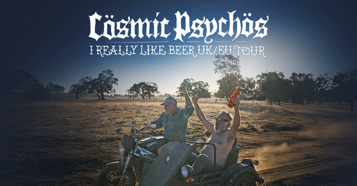 Zwei Männer auf einem Motorrad mit Beiwagen in einer ländlichen Landschaft, einer hält eine Bierflasche hoch. Text: Cosmic Psychos - I Really Like Beer UK/EU Tour.