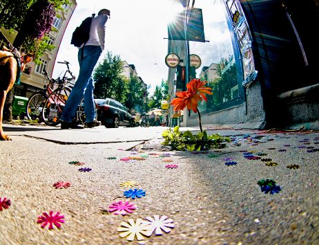 Bürgersteig Lange Reihe im Hamburger Stadttteil St. Georg.  Mit Blumen, Hund und Spaziergängerin
