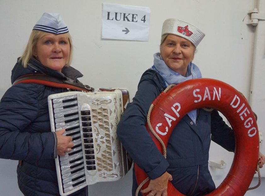 Angelika Eger am Akkordeon und Helga Siebert