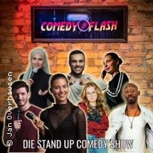 Gruppe von Comedians vor einer Backsteinwand mit Comedyflash-Logo.