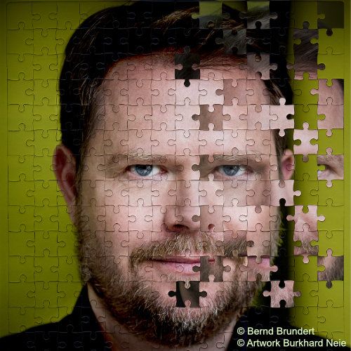 Plakatmotiv. Porträt Michael Frowin vor grünem Hintergrund als Puzzle. Auf der einen Seite sind die Puzzleteile falsch angeordnet und Teile seinens Gesichts befinden sich im Hintergrund oder an falscher Stelle.