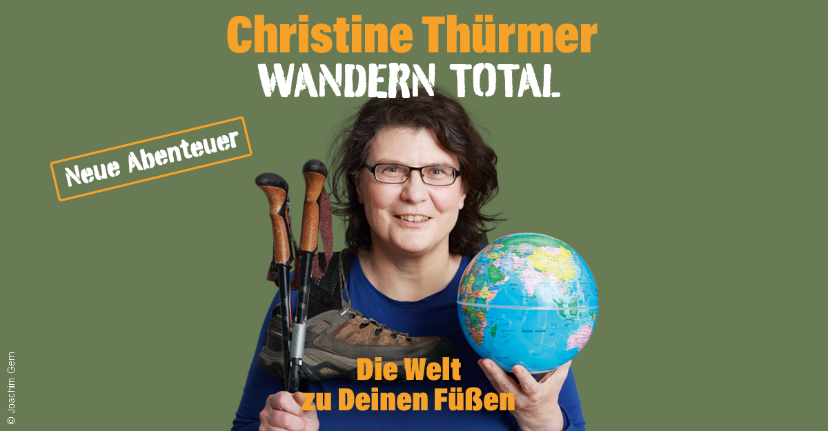 Eine Frau hält Wanderstöcke und einen Globus vor einem grünen Hintergrund. Text: Christine Thürmer - WANDERN TOTAL - Die Welt zu Deinen Füßen.