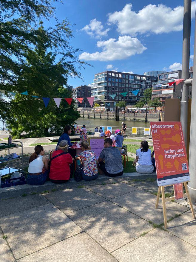Teilnehmende eines Workshops in der HafenCity