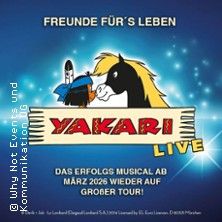 Werbeplakat für das Musical 'Yakari - Freunde fürs Leben' mit Yakari und einem Pferd vor blauem Hintergrund.