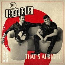 Zwei Männer sitzen auf Sesseln vor einem roten Hintergrund mit dem Schriftzug 'The Baseballs - That's Alright'.