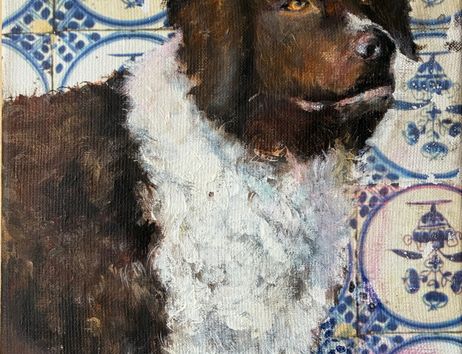 Hochformatig ausgeführtes Gemälde: Zu sehen ist Malerei, die einen braun weißen, zotteligen Hund zeigt. Man ist etwas näher an ihm dran, da die Beine und das Hinterteil nicht sichtbar. Er schaut nach rechts und auch nach vorne. Im Hintergrund sind blaue Fliesen zu sehen, die an holländische / Delfter Fliesen erinnern.