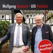 Zwei Männer stehen vor einem Fachwerkhaus. Einer trägt einen Anzug, der andere eine Jacke über einem karierten Hemd. Ein roter Kreis mit Text ist unten rechts.