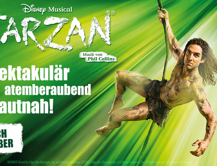 Werbung für Disneys Musical Tarzan mit einem Darsteller, der an einem Seil schwingt.